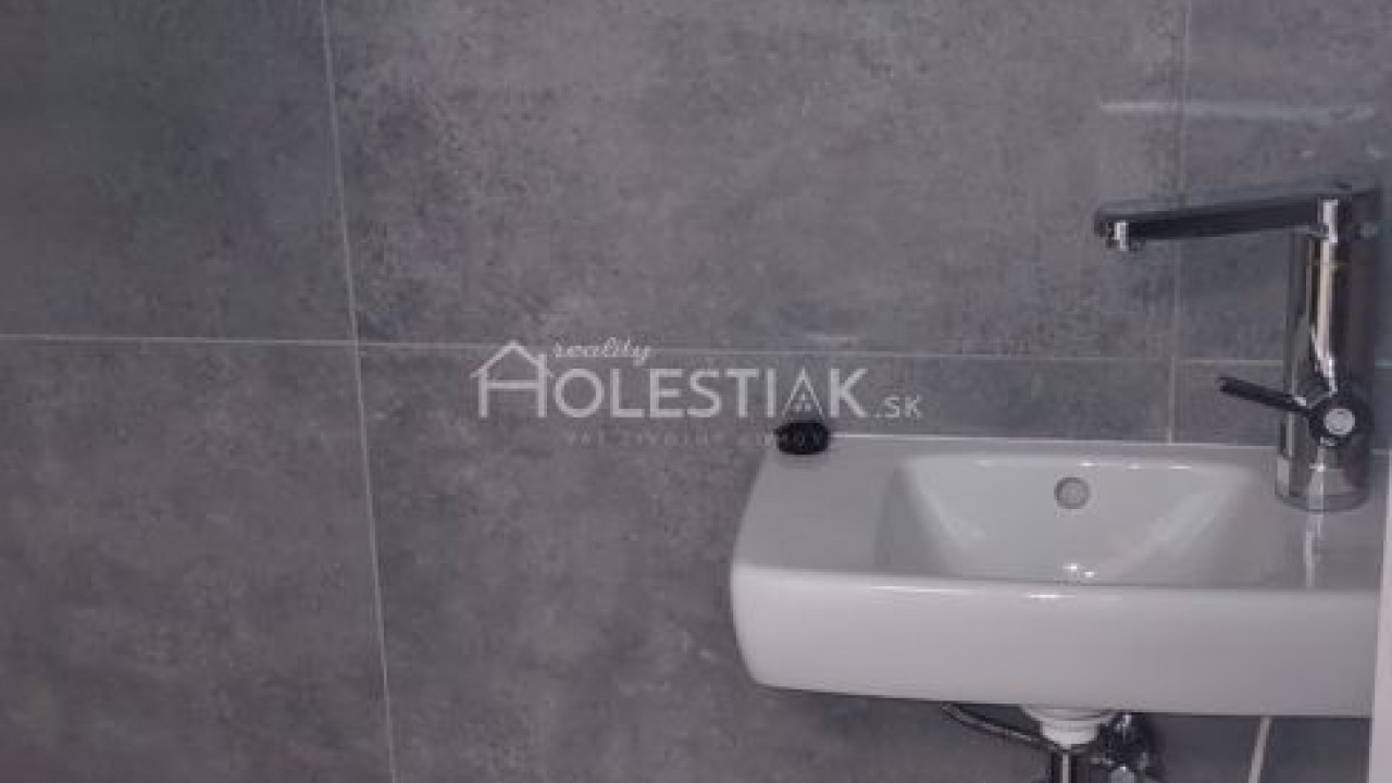 Dám do prenájmu nový obchodný priestor v centre mesta Čadca 44 m2 - exkluzívne
