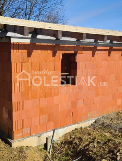 https://www.pavolholestiak.sk/storage/properties/131/thumb/vyborna-cena-predam-hrubu-stavbu-domu-krasno-nad-kysucou-iba-u-nas_0.jpg?t=1735306411