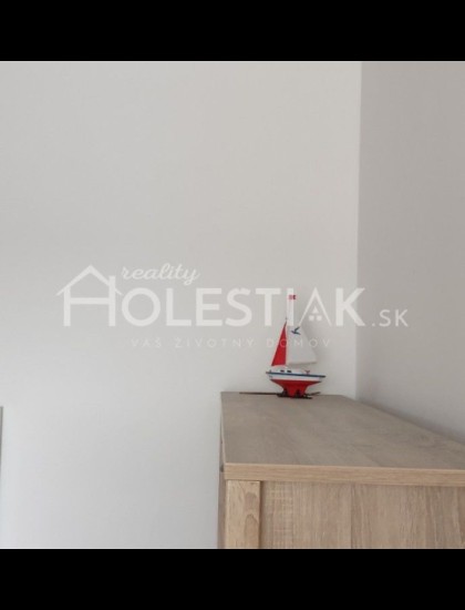https://www.pavolholestiak.sk/storage/properties/135/thumb/odporucane-dam-do-prenajmu-velky-mezonetovy-31-byt-v-centre-mesta-cadca-iba-u-nas_0.jpg?t=1695659432