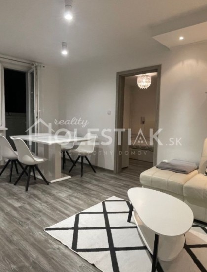 https://www.pavolholestiak.sk/storage/properties/149/thumb/prenajom-3-izbovy-byt-cadca_0.jpg?t=1692909037