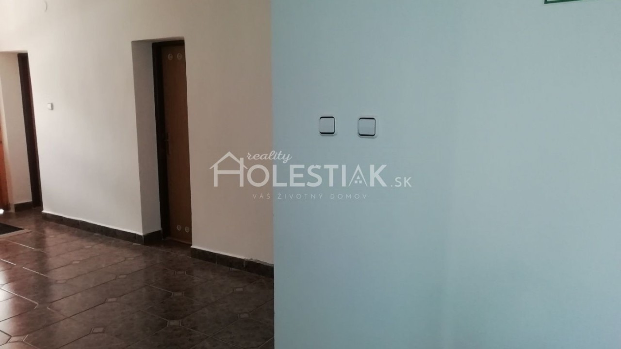 Prenájom jednej kancelárie za dobrú cenu v centre mesta Čadca