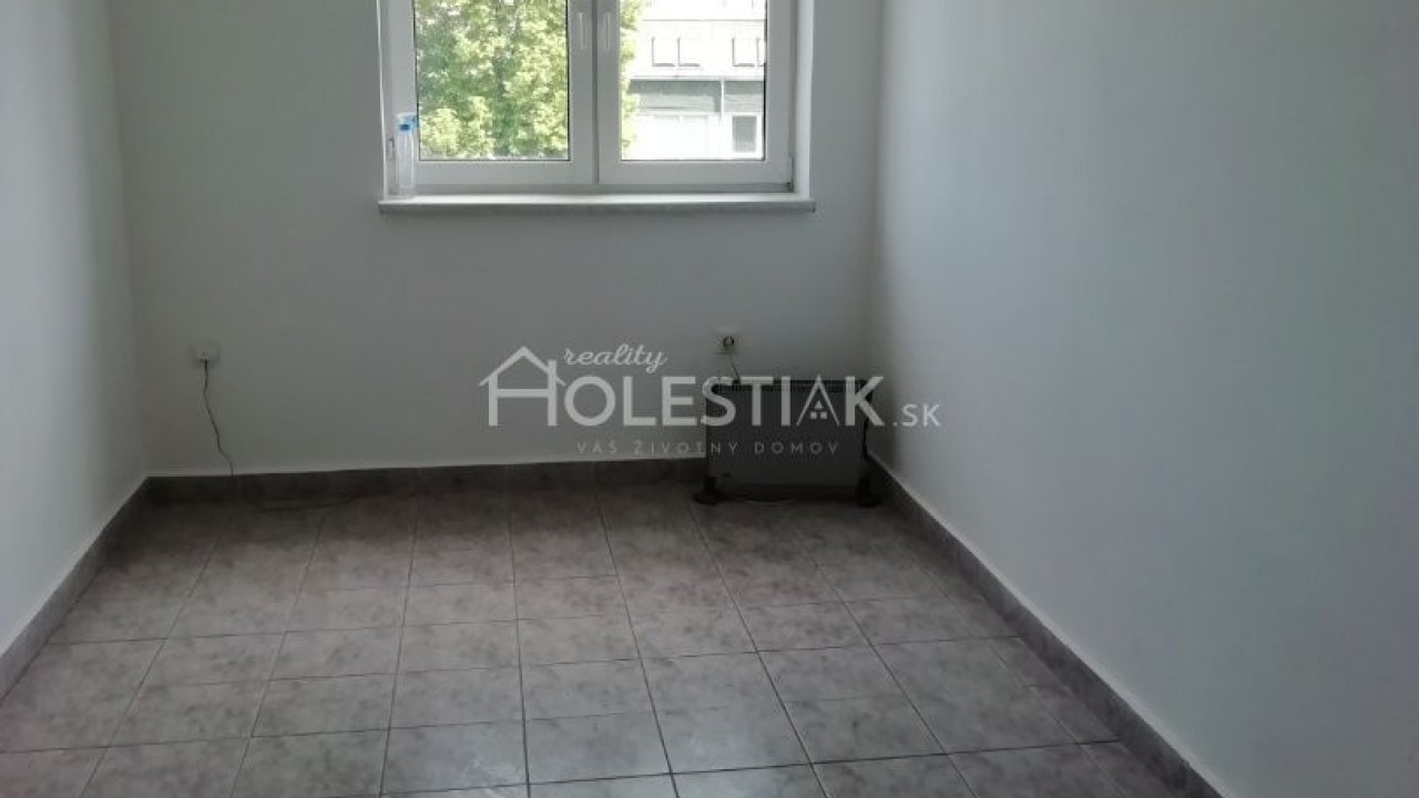Prenájom jednej kancelárie za dobrú cenu v centre mesta Čadca