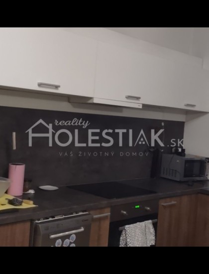 https://www.pavolholestiak.sk/storage/properties/197/thumb/dam-do-prenajmu-luxusny-velky-mezonetovy-byt-v-centre-mesta-cadca_0.jpg?t=1695221149