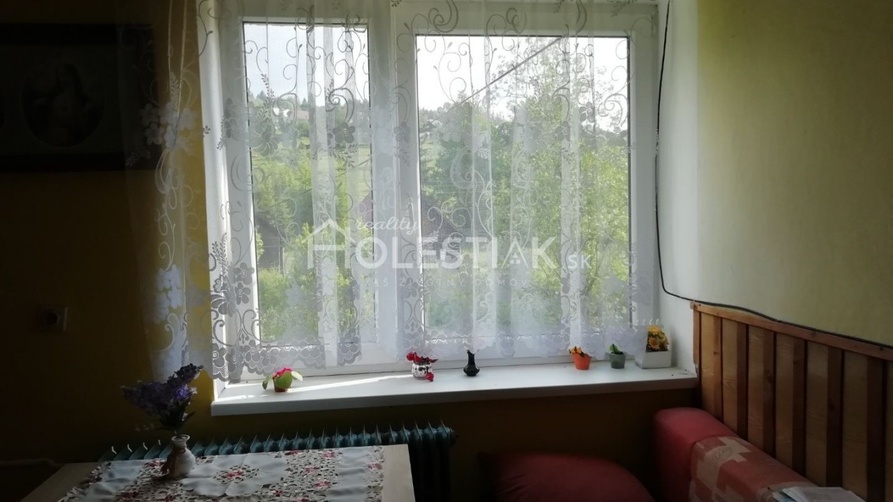 Rezervované - Predám väčší rodinný dom v krásnej prírode s hosp.budovou a 2 parkov.miestami Skalité