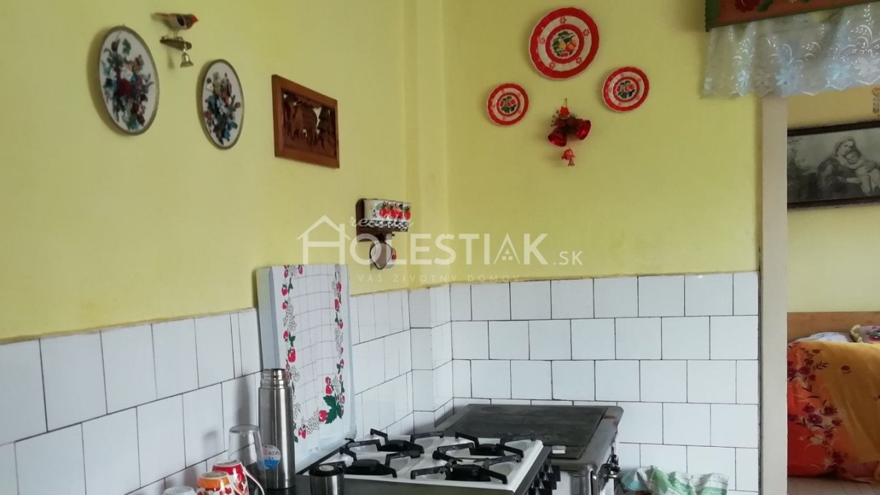 Rezervované - Predám väčší rodinný dom v krásnej prírode s hosp.budovou a 2 parkov.miestami Skalité