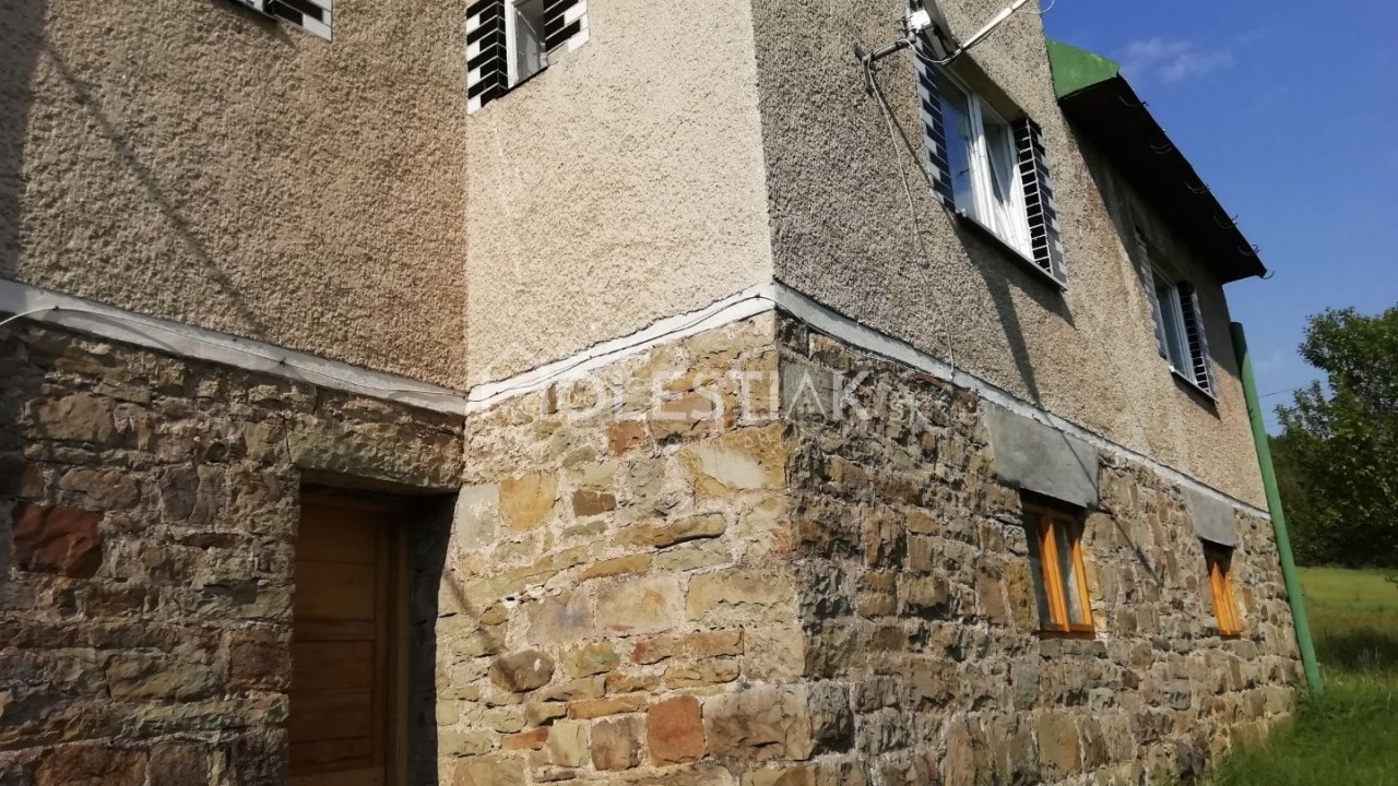Rezervované - Predám väčší rodinný dom v krásnej prírode s hosp.budovou a 2 parkov.miestami Skalité