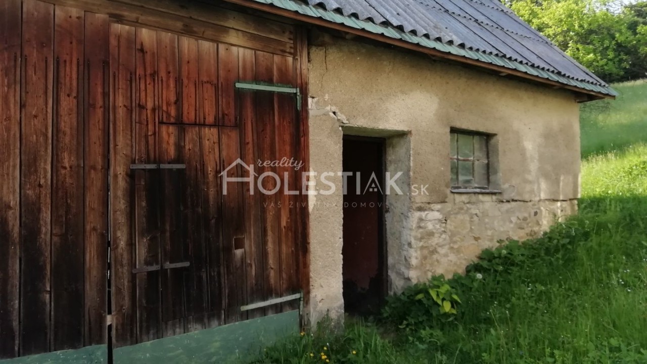 Rezervované - Predám väčší rodinný dom v krásnej prírode s hosp.budovou a 2 parkov.miestami Skalité