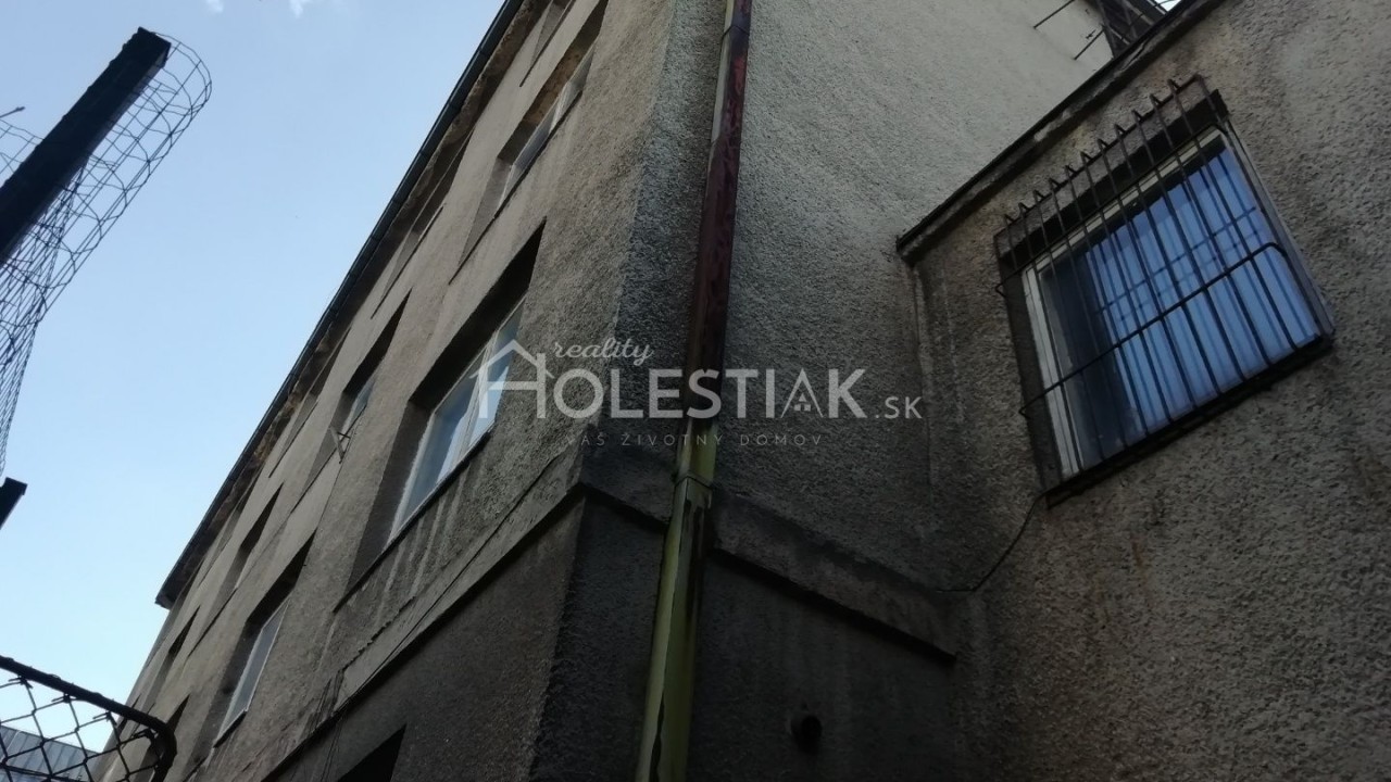 Znížená cena: Predám väčšiu 4-podlažnú tehlovú budovu vhodná na celkovú rekonštrukciu v centre mesta Čadca, 406 m2 zastavaná plocha