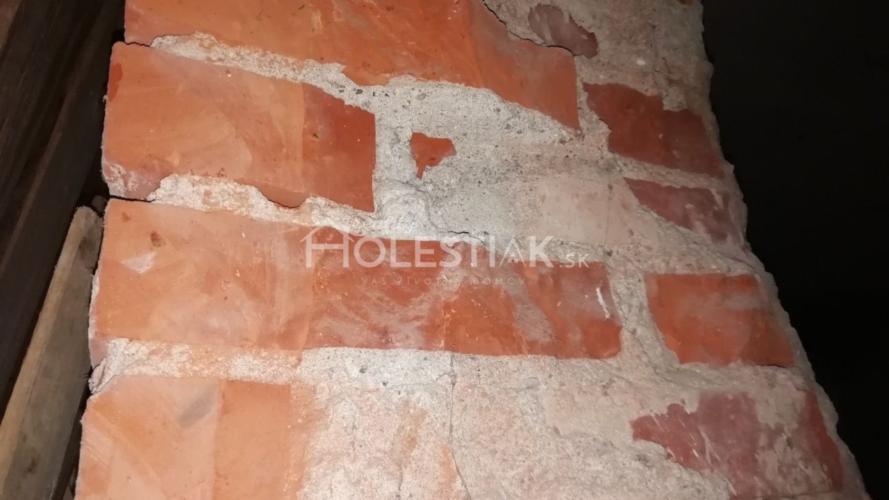 Znížená cena: Predám väčšiu 4-podlažnú tehlovú budovu vhodná na celkovú rekonštrukciu v centre mesta Čadca, 406 m2 zastavaná plocha