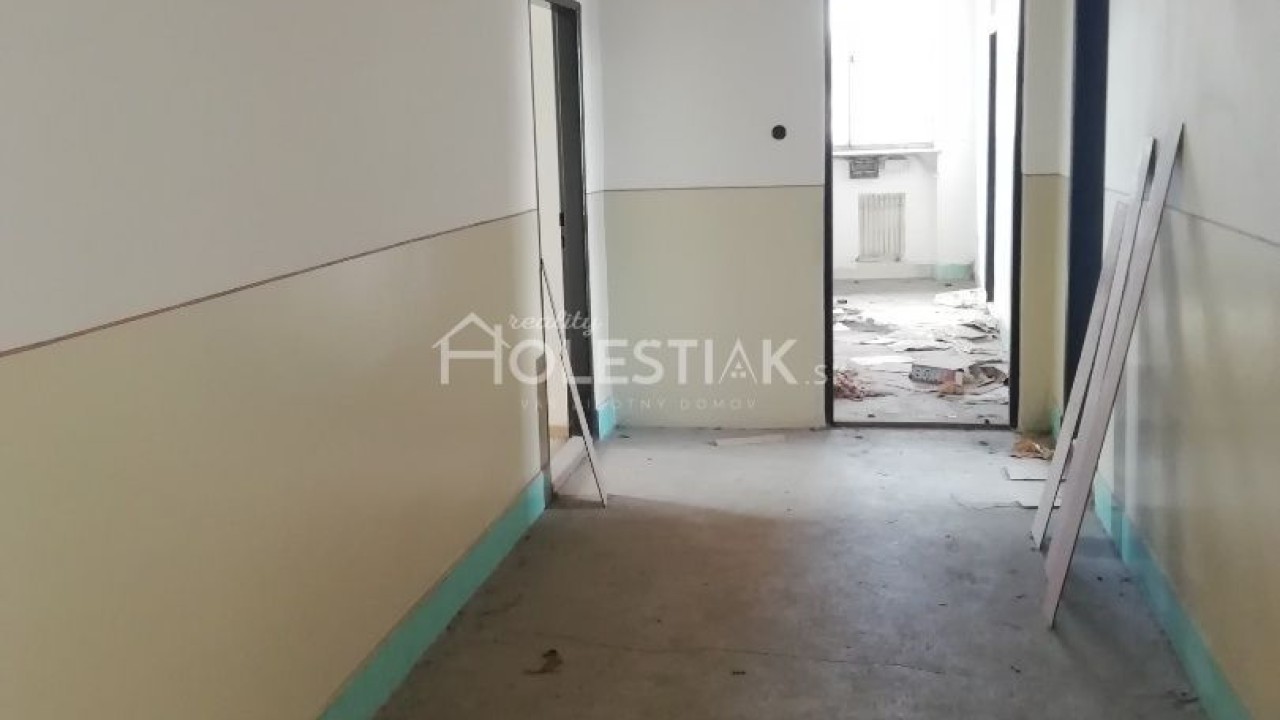 Znížená cena: Predám väčšiu 4-podlažnú tehlovú budovu vhodná na celkovú rekonštrukciu v centre mesta Čadca, 406 m2 zastavaná plocha