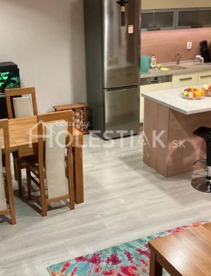 https://www.pavolholestiak.sk/storage/properties/225/thumb/exkluzivne-dam-do-prenajmu-31-byt-v-rezidencii-cadca_0.jpg?t=1697617915