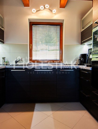 https://www.pavolholestiak.sk/storage/properties/227/thumb/predam-krasny-rodinny-dom-zariadeny-velky-pozemok-rakova-iba-u-nas_0.jpg?t=1701857788