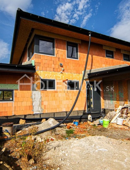 https://www.pavolholestiak.sk/storage/properties/248/thumb/predam-exkluzivne-krasny-rodinny-dom-zborov-nad-bystr_0.jpg?t=1701857797