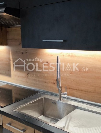 https://www.pavolholestiak.sk/storage/properties/276/thumb/predam-krasny-moderne-zariadeny-byt-31-v-centre-cadca-iba-u-nas_0.jpg?t=1700069437