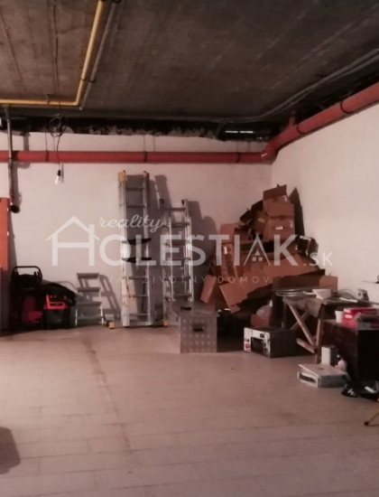 https://www.pavolholestiak.sk/storage/properties/30/thumb/prenajom-v-centre-mesta-cadca-a-hlinku-suteren-450-m2_0.jpg?t=1720006313