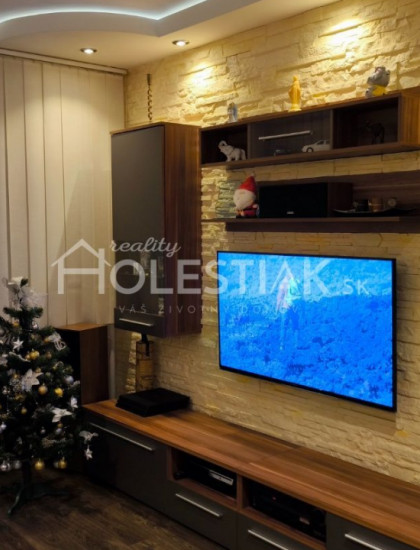 https://www.pavolholestiak.sk/storage/properties/315/thumb/zvyhodnena-cena-predam-exkluzivne-krasny-rekonstruovany-byt-31-cadca_0.jpg?t=1716362919