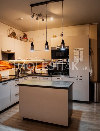 https://www.pavolholestiak.sk/storage/properties/329/thumb/predam-novy-rodinny-dom-v-sirsom-centre-cadca-iba-u-nas_0.jpg?t=1706632425