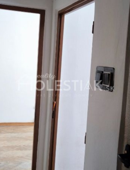 https://www.pavolholestiak.sk/storage/properties/330/thumb/znizena-cena-predam-21-byt-v-meste-cadca-mierova-ul_0.jpg?t=1718445666