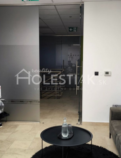 https://www.pavolholestiak.sk/storage/properties/340/thumb/zvyhodena-cena-dam-do-prenajmu-exkluzivne-moderny-priestor-v-centre-mesta-cadca_0.jpg?t=1720006316