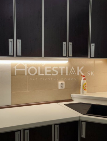 https://www.pavolholestiak.sk/storage/properties/347/thumb/rezervovane-dam-do-prenajmu-krasny-vacsi-mezonetovy-byt-21-v-centre-mesta-cadca-iba-u-nas_0.jpg?t=1727722868