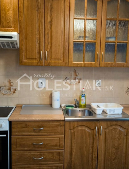 https://www.pavolholestiak.sk/storage/properties/352/thumb/aktualne-dam-do-prenajmu-pekny-vacsi-11-byt-v-meste-cadca-iba-u-nas_0.jpg?t=1710854167