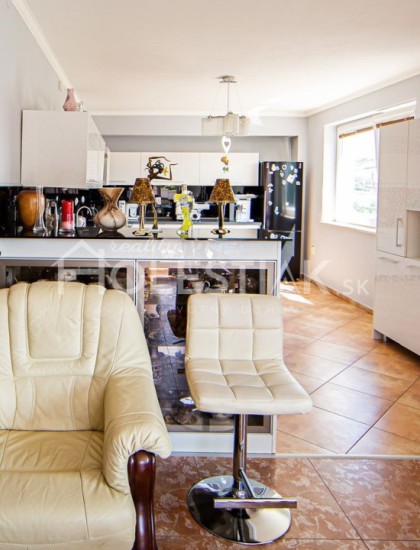 https://www.pavolholestiak.sk/storage/properties/36/thumb/rezervovane-luxusny-byt-v-centre-mesta-cadca-164-m2-iba-u-nas_0.jpg?t=1651604450