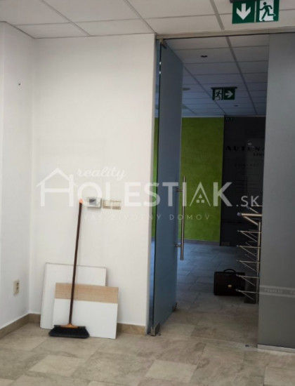 https://www.pavolholestiak.sk/storage/properties/360/thumb/zaujimava-cena-dam-do-prenajmu-exkluzivne-moderny-priestor-v-centre-mesta-cadca_0.jpg?t=1711710970