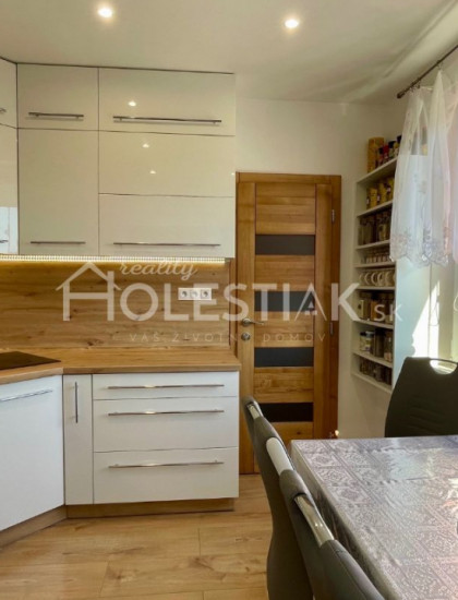 https://www.pavolholestiak.sk/storage/properties/366/thumb/krasny-stvorizbovy-byt-zilina-vlcince_0.jpg?t=1712618162