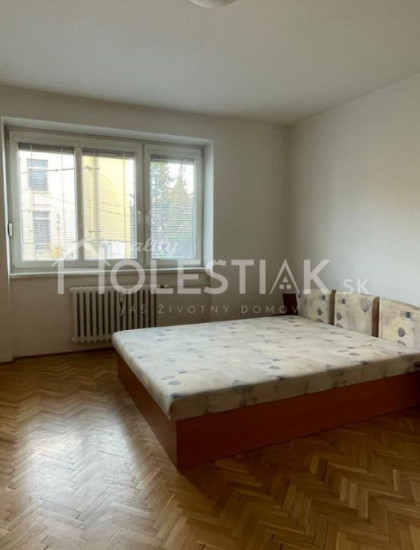 https://www.pavolholestiak.sk/storage/properties/371/thumb/prenajom-1-izbovy-byt-zilina-centrum_0.jpg?t=1713722472