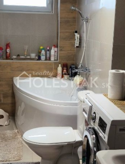https://www.pavolholestiak.sk/storage/properties/372/thumb/rezervovane-predam-31-byt-so-zahradkou-a-2xpark-cadca_0.jpg?t=1736175662