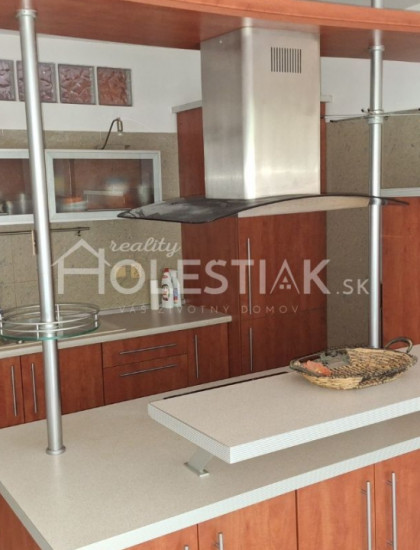 https://www.pavolholestiak.sk/storage/properties/388/thumb/dam-do-prenajmu-velky-byt-31-cadca-zarec_0.jpg?t=1721224961