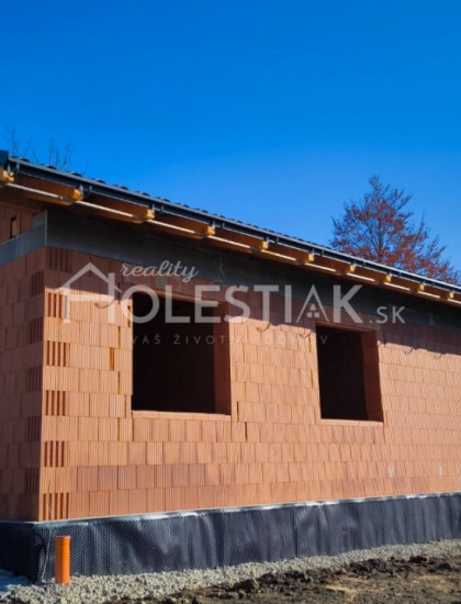 https://www.pavolholestiak.sk/storage/properties/415/thumb/rezervovane-predam-novy-dom-vo-vystavbe-v-meste-cadca_0.jpg?t=1737445574