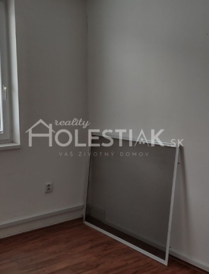 https://www.pavolholestiak.sk/storage/properties/42/thumb/dam-do-prenajmu-31-kancelarske-priestory-za-iba-440-eur-v-meste-cadca-horelica_0.jpg?t=1644444035