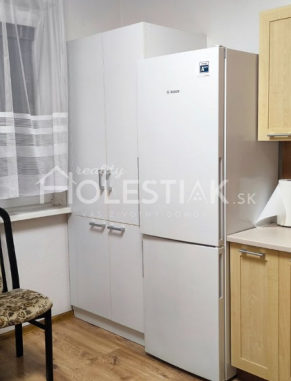 https://www.pavolholestiak.sk/storage/properties/428/thumb/rezervovane-dam-do-prenajmu-11-byt-zilina-vlcince_0.jpg?t=1740599177