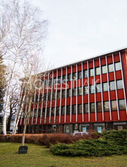 https://www.pavolholestiak.sk/storage/properties/431/thumb/predam-exkluzivne-administrativnu-budovu-v-centre-dolny-kubin_0.jpg?t=1738597574