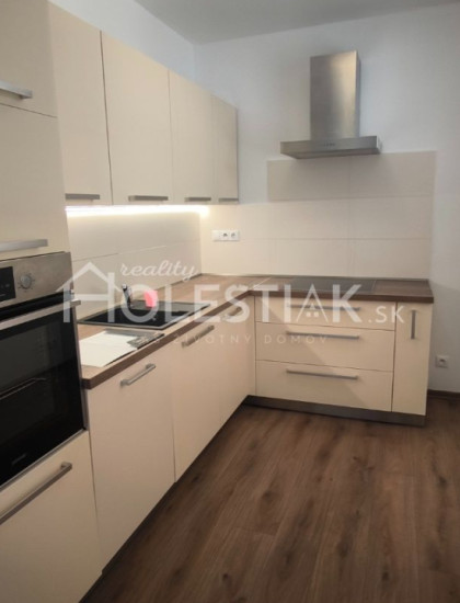 https://www.pavolholestiak.sk/storage/properties/449/thumb/dam-do-prenajmu-pekny-21-byt-na-zarci-cadca-iba-u-nas_0.jpg?t=1747223184