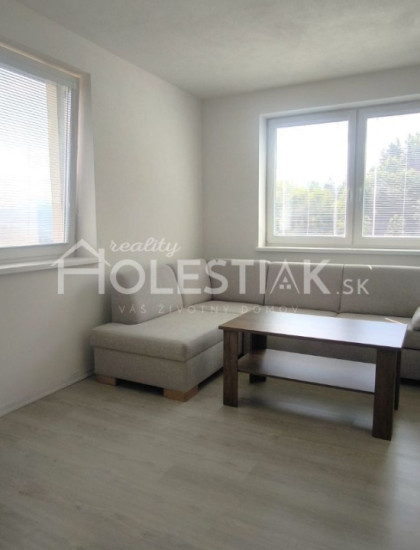 https://www.pavolholestiak.sk/storage/properties/454/thumb/rezervovane-dam-do-prenajmu-11-byt-cadca-zarec_0.jpg?t=1749809772