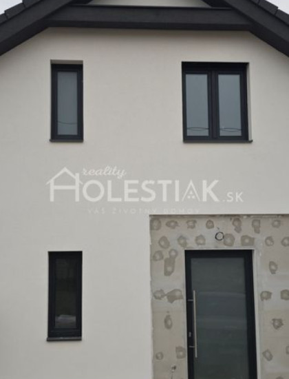 https://www.pavolholestiak.sk/storage/properties/470/thumb/odporucane-predam-novy-dom-v-meste-cadca-iba-u-nas_0.jpeg?t=1784252633