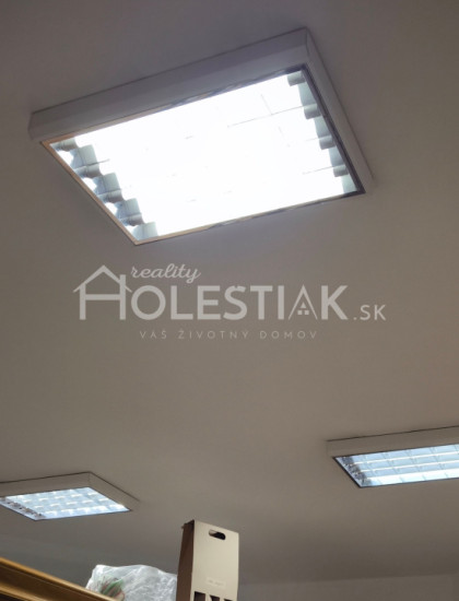 https://www.pavolholestiak.sk/storage/properties/492/thumb/dam-do-prenajmu-obchodne-priestory-na-prizemi-v-centre-cadca_0.jpeg?t=1784252675