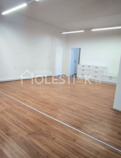 https://www.pavolholestiak.sk/storage/properties/493/thumb/dam-do-prenajmu-priestory-v-centre-cadca-iba-u-nas_0.jpeg?t=1778162942
