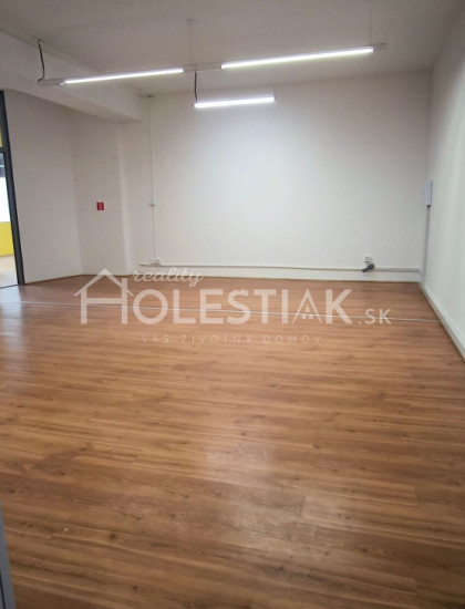 https://www.pavolholestiak.sk/storage/properties/493/thumb/dam-do-prenajmu-priestory-v-centre-cadca-iba-u-nas_0.jpeg?t=1784812631