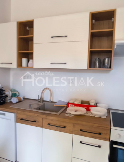 https://www.pavolholestiak.sk/storage/properties/503/thumb/dam-do-prenajmu-21-novy-pekny-mezonet-byt-v-centre-cadca-iba-u-nas_0.jpeg?t=1777625283