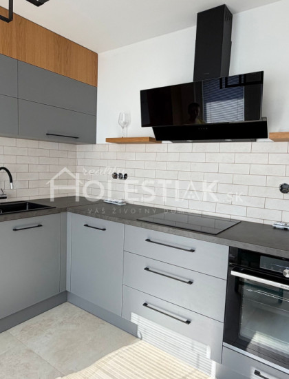 https://www.pavolholestiak.sk/storage/properties/535/thumb/dam-do-prenajmu-pekny-21-byt-zarec-cadca_0.jpeg?t=1792699682