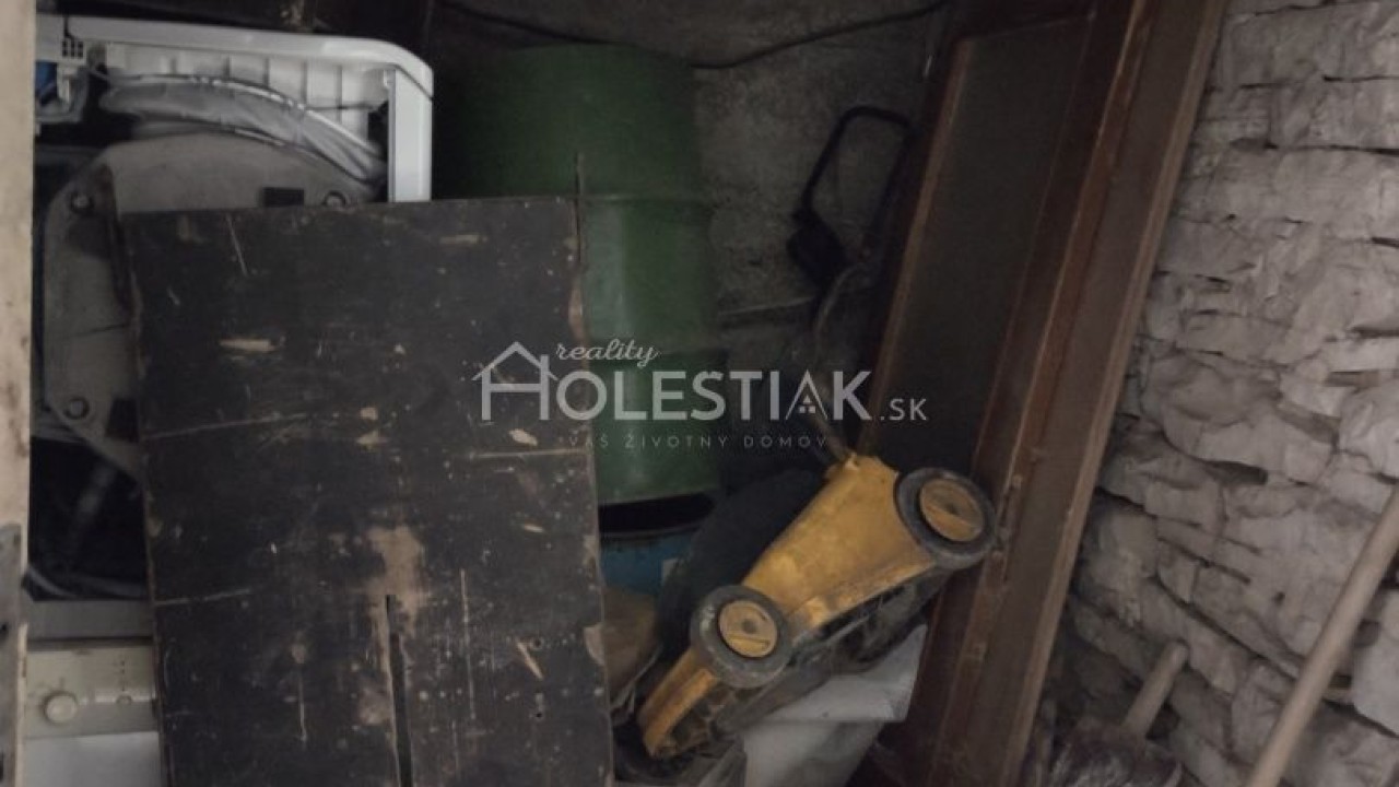 Rezervované - Predám starší rodinný dom s pekným pozemkom 518 m2