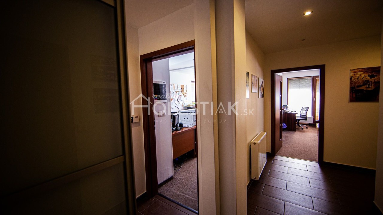 Odporúčané - Predám polyfunkčný dom - 3 byty, kancelárie, garáže
