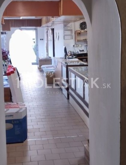 https://www.pavolholestiak.sk/storage/properties/81/thumb/predam-zabehnutu-prevadzku-obchodne-priestory-v-centre-mesta-cadca_0.jpg?t=1652113020