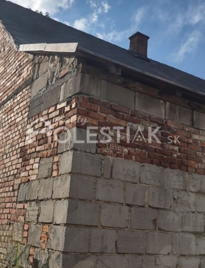https://www.pavolholestiak.sk/storage/properties/90/thumb/znizena-cena-predam-rodinny-dom-na-rekonstrukciu-v-meste-cadca_0.jpg?t=1668714359
