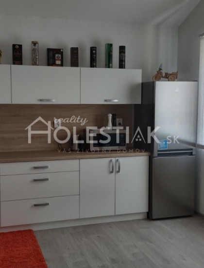 https://www.pavolholestiak.sk/storage/properties/96/thumb/dam-do-prenajmu-novy-kompletne-zariadeny-byt-v-centre-mesta-cadca-exkluzivne_0.jpg?t=1658841437
